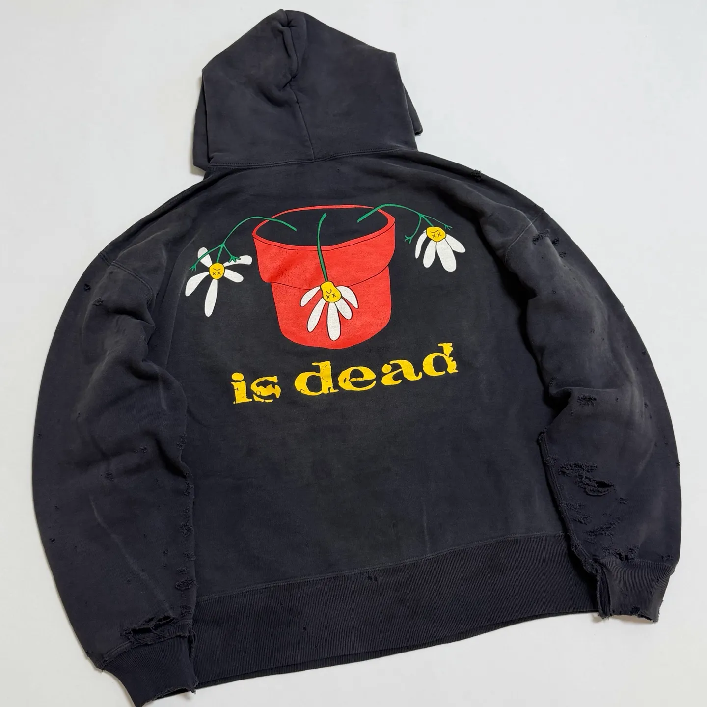 SAINT Mxxxxxx × DE LA SOUL DLS_HOODIE/DE LA SOUL/BLK DE LA SOUL co-branded potted plant destruction hoodie, washed black S-XL, a very important hoodie this season. It embodies the brand philosophy through the humorous potted plant and slogan design. In addition, through a large number of hand-made fraying, cutting and other damage processing, as well as heavy washing and oxidative fading treatment, a perfect Vintage effect is created. Original mold opening Customized co-branded main mark and wash water mark, correct version